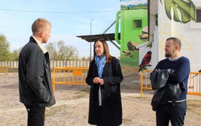 Rosa Melchor visita la nueva decoración exterior del silo, obra de Javier López Jops